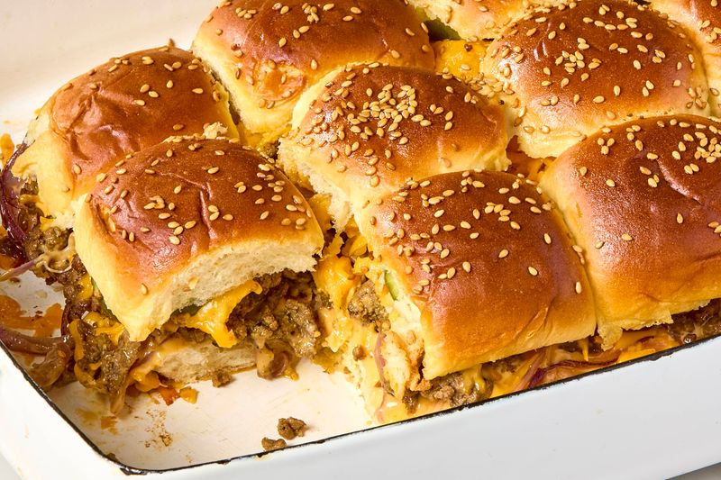 Cheeseburger Sliders On Hawaiian Rolls