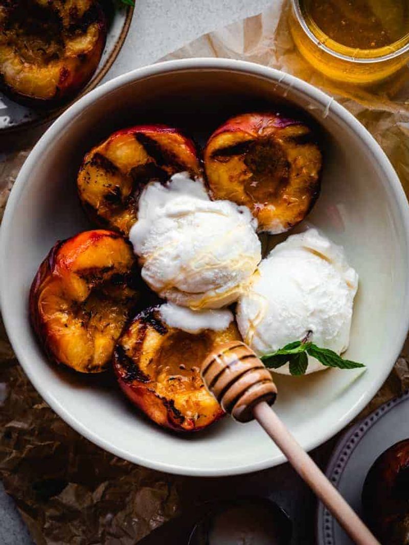 Grilled Peaches With Honey And Vanilla Cream