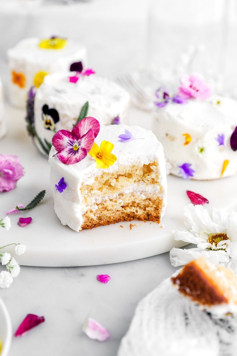 Mini Vanilla Cakes With Edible Flowers