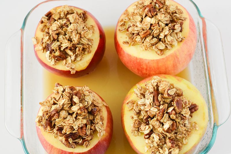 Baked Apples With Cinnamon Crumble