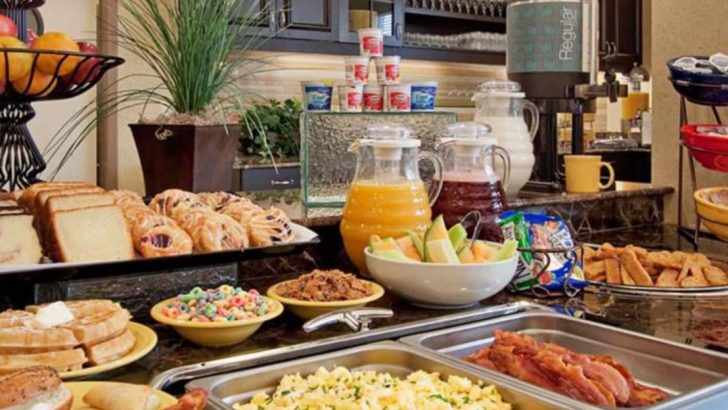 9 Breakfast Buffet Foods To Avoid At Your Hotel (And 9 That Could Ruin Your Morning)