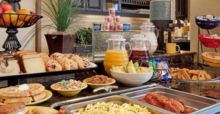 9 Breakfast Buffet Foods To Avoid At Your Hotel (And 9 That Could Ruin Your Morning)