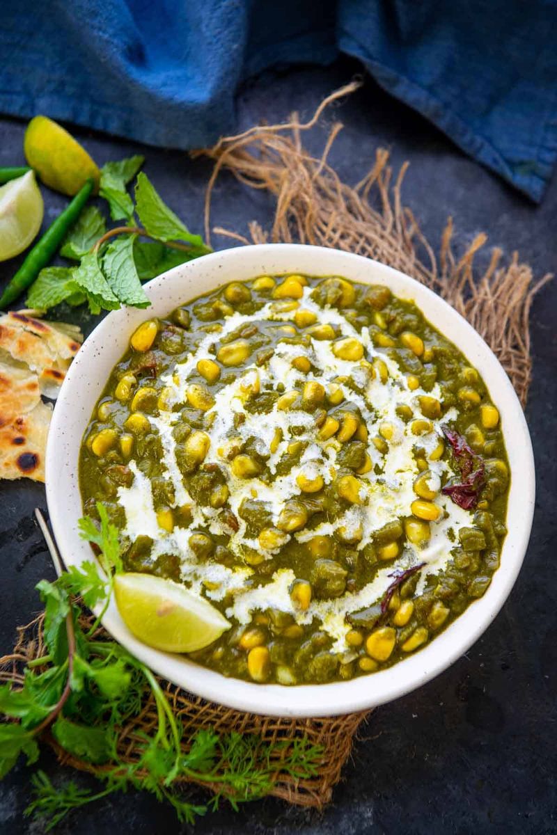 Baby Corn And Spinach Curry