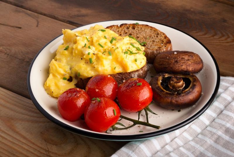 Scrambled Eggs With Grilled Tomatoes