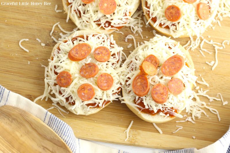 Breakfast Pizza Bagels