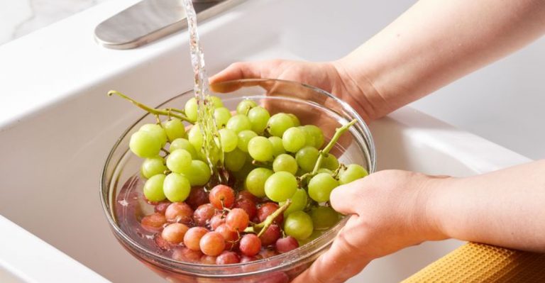 washing grapes