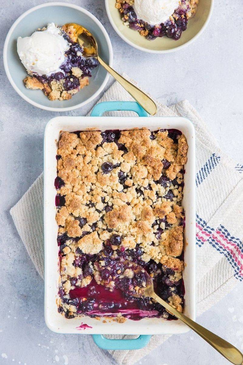 Low-Carb Mixed Berry Crumble