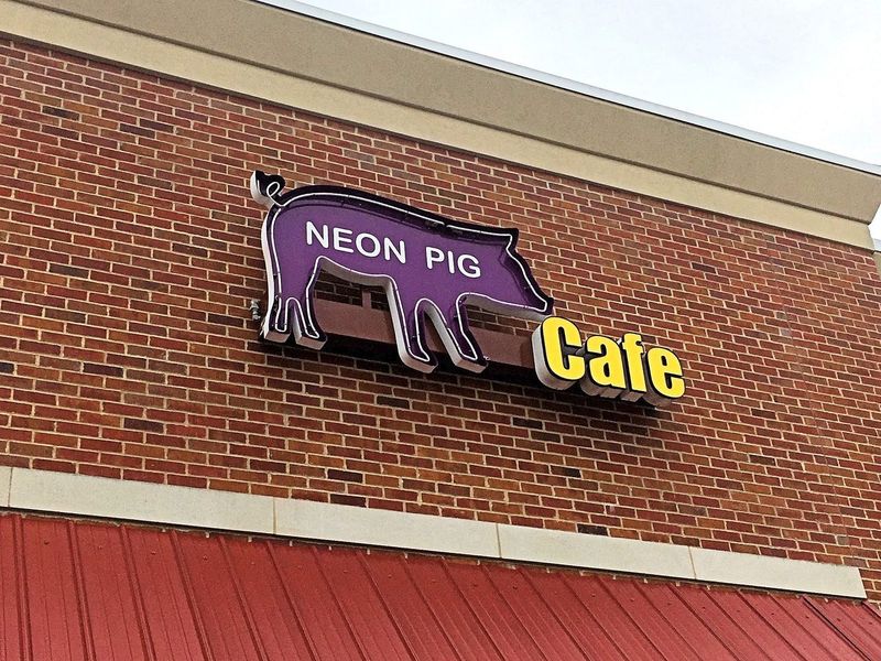 Mississippi - Neon Pig Cafe