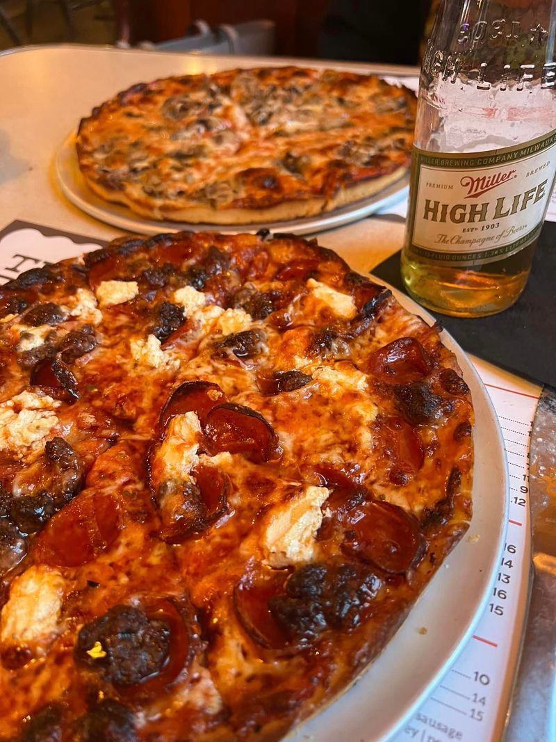 Norwood, Massachusetts: Bar Pizza Paradise Outside Boston