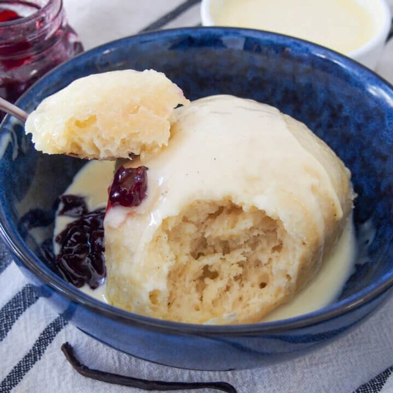 Dampfnudeln (Steamed Sweet Dumplings)