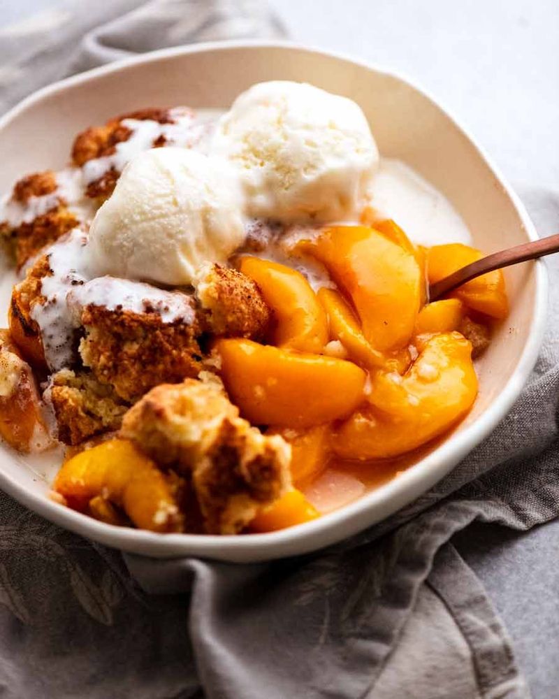 Sweet Peach Cobbler With Vanilla Ice Cream