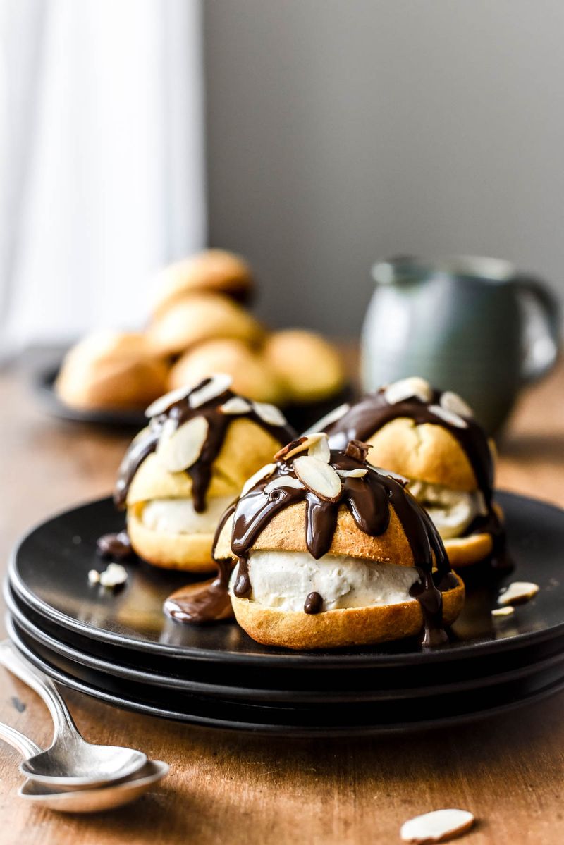 Profiterole (Pro-FEE-Teh-Rohl)