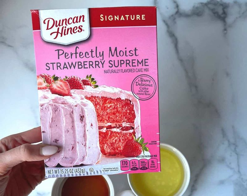 Duncan Hines Perfectly Moist Strawberry Supreme