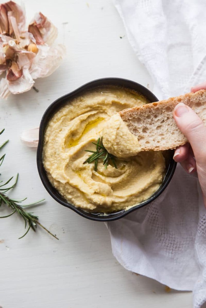 Garlic Hummus With Pita Chips