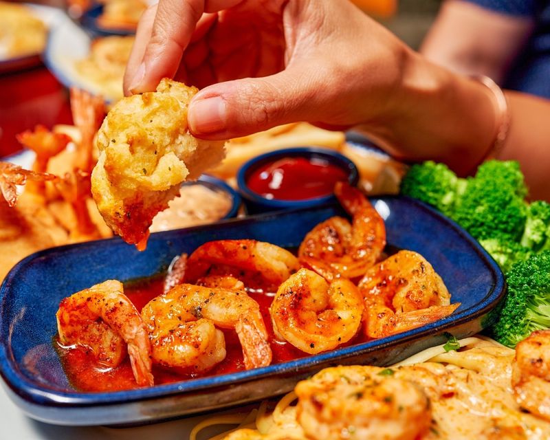 Red Lobster Cheddar Bay Biscuits With Shrimp Combo