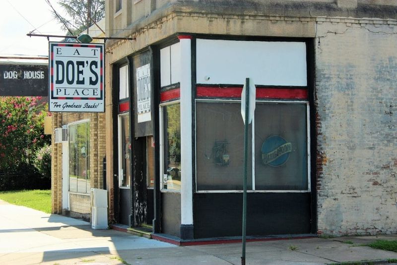 Doe's Eat Place 
