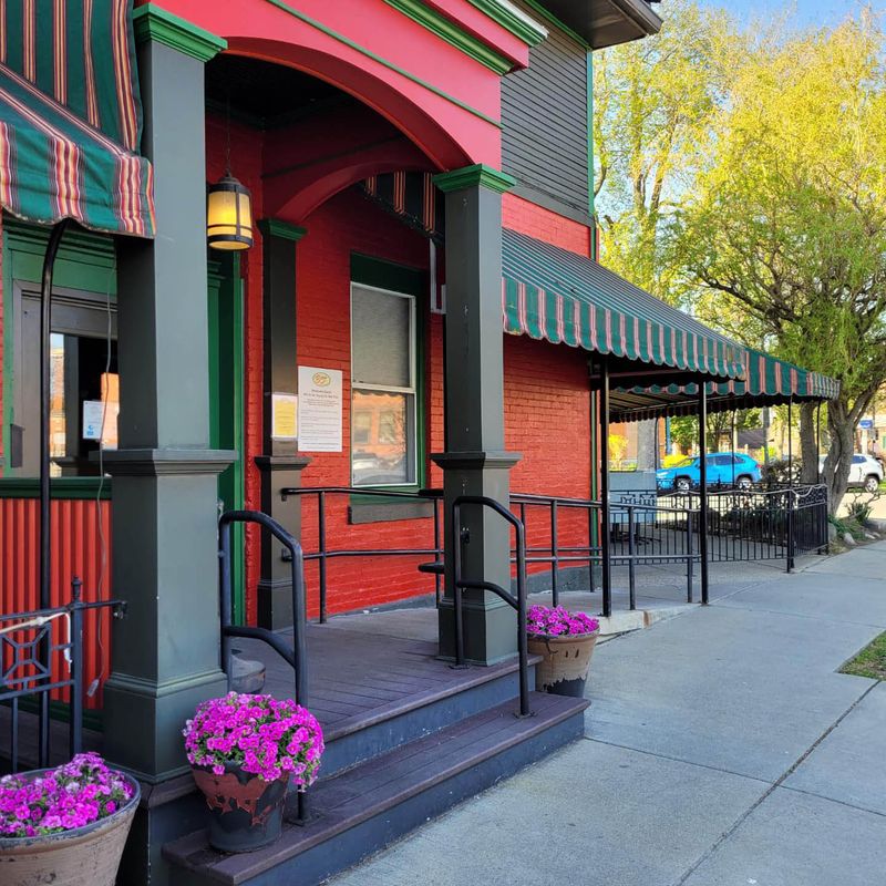 Betty's – Buffalo