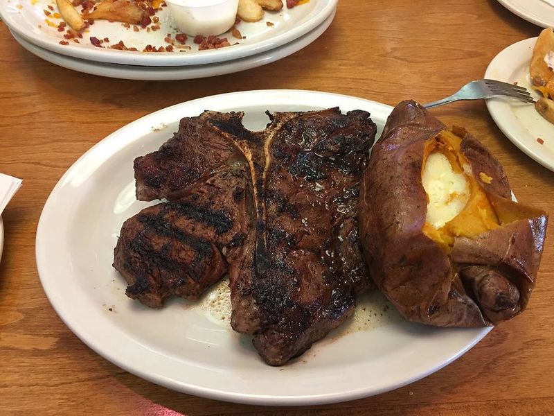Porterhouse T-Bone (23 oz) - Rating: 9/10