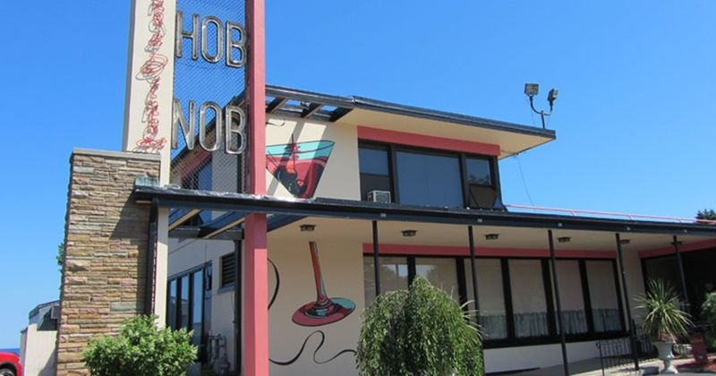 HobNob Restaurant & Cocktail Lounge: Racine's Retro Lakefront Gem