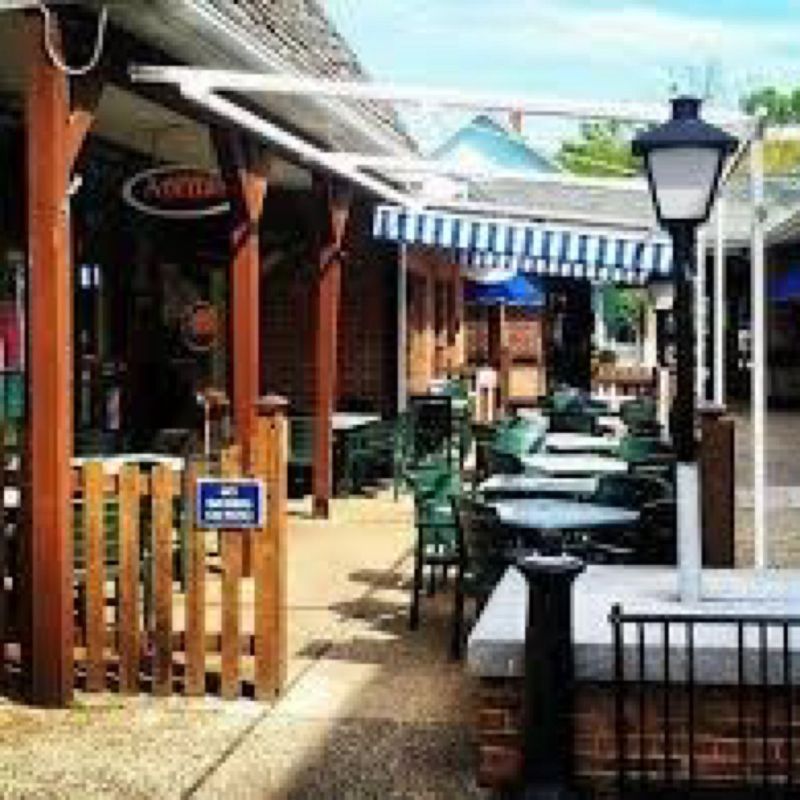 Arena's Deli & Bar 