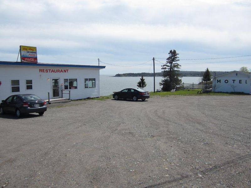 Bay Breeze: Brunswick's Seafood Paradise