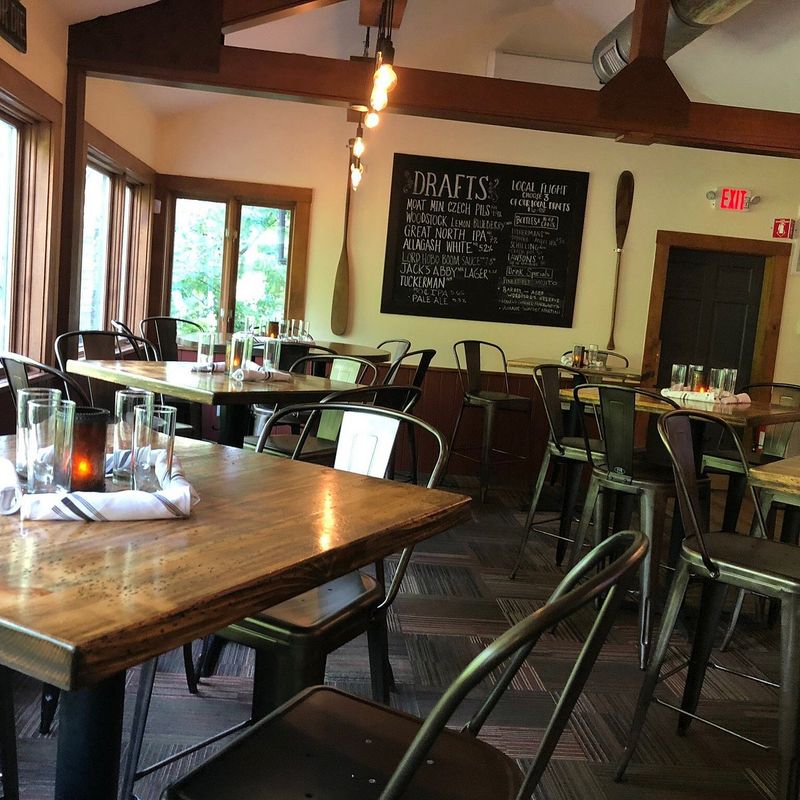 Canoe Restaurant & Tavern 