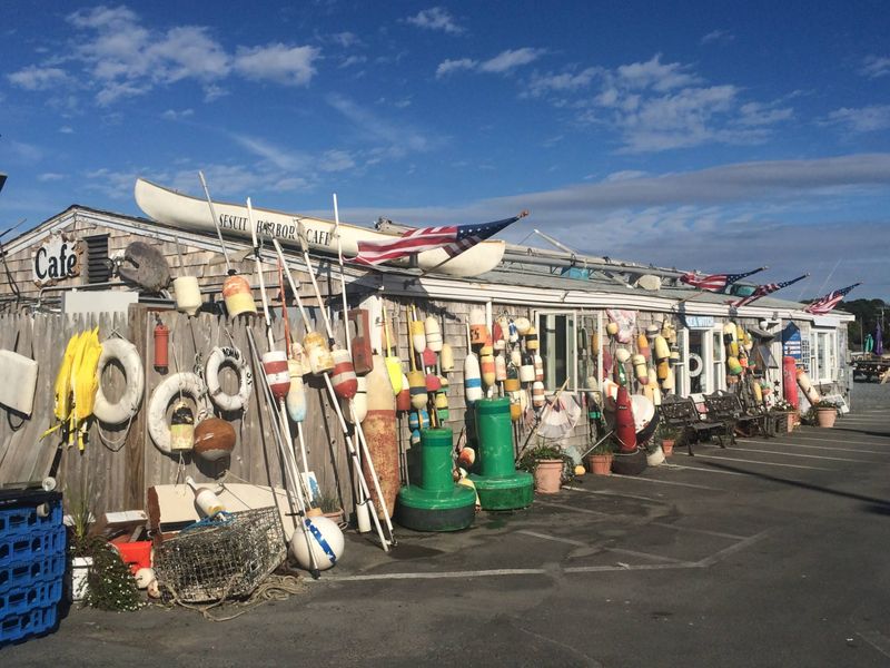 Sesuit Harbor Café: Dennis' Dockside Delight