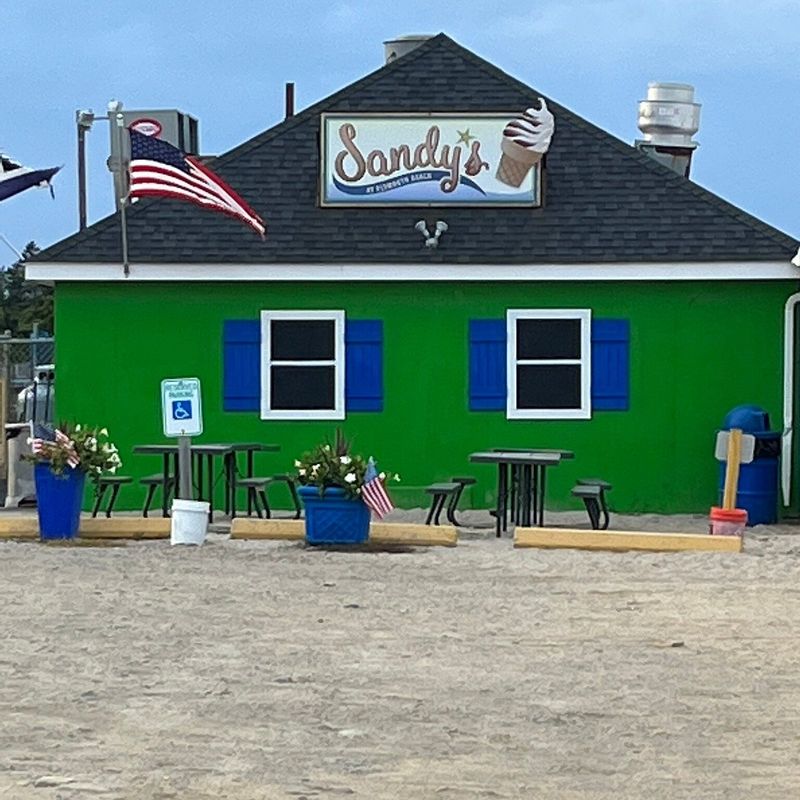 Sandy's at Plymouth Beach: Pilgrims of Fried Seafood